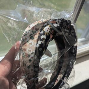 2 Floral Headbands in Black and Cream